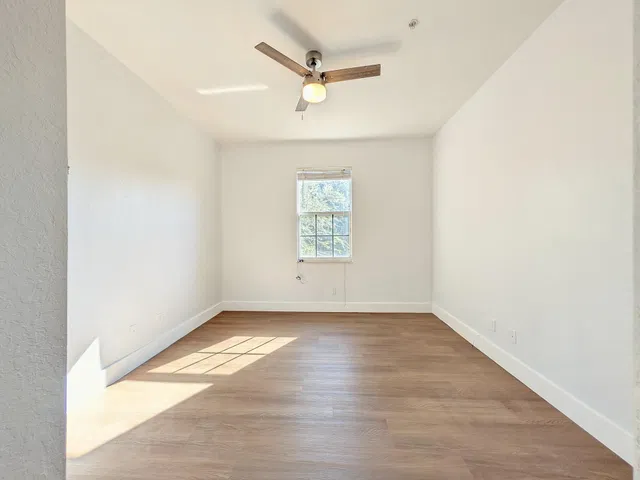 Unit 157 photo 16