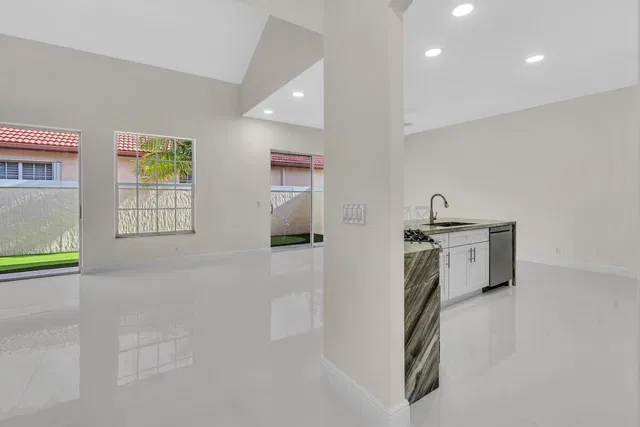 Residence photo 12