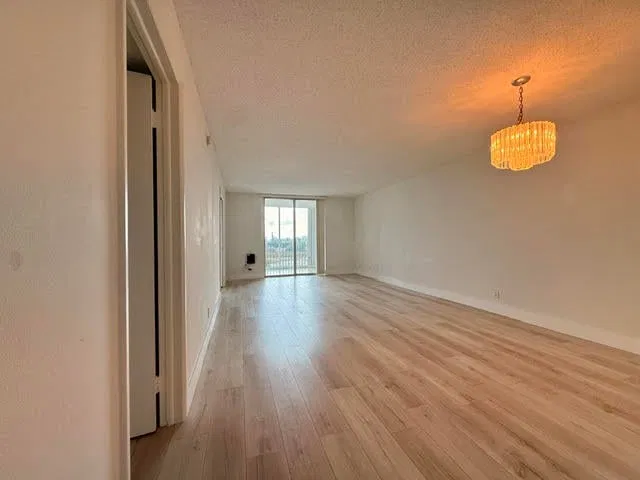 Unit 608 photo 3