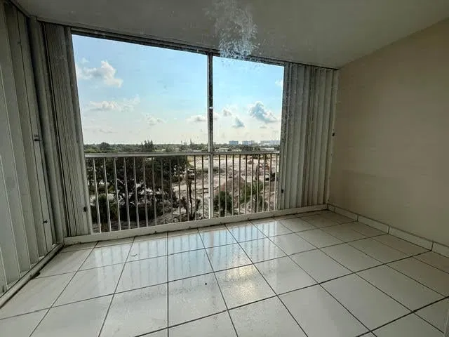 Unit 608 photo 4