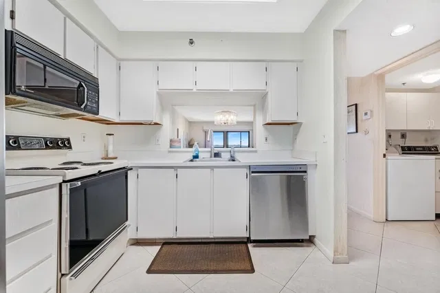  Unit 502 photo 6