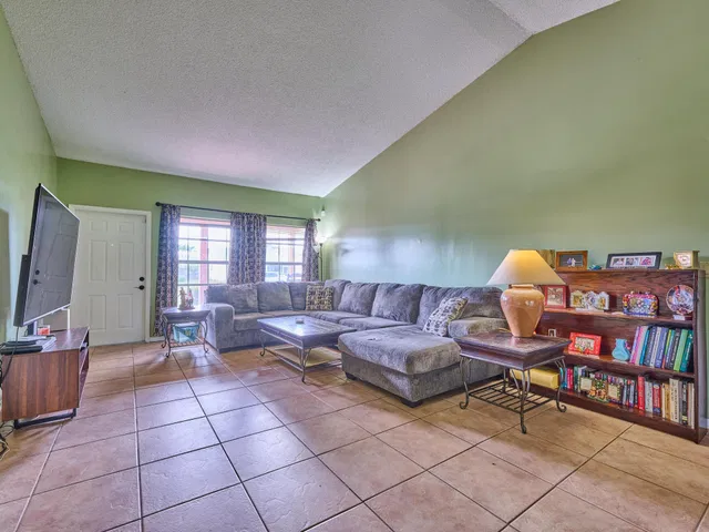 Residence photo 25