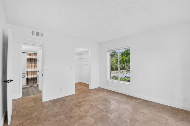  Unit E2 photo 17