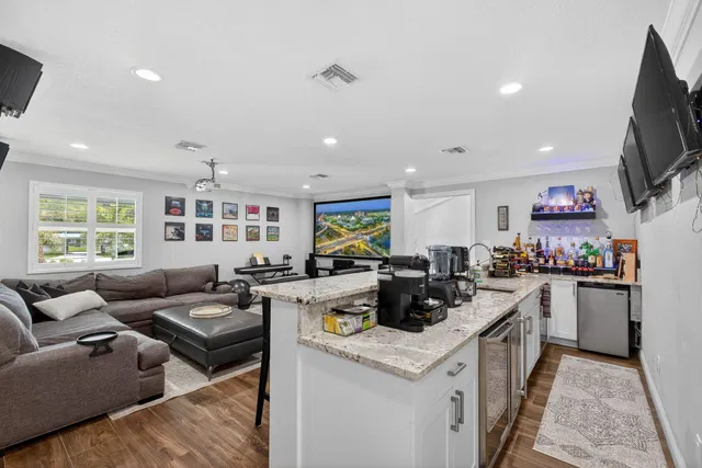  Residence photo 34