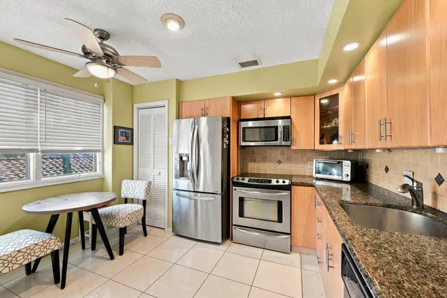 Unit 404 photo 20