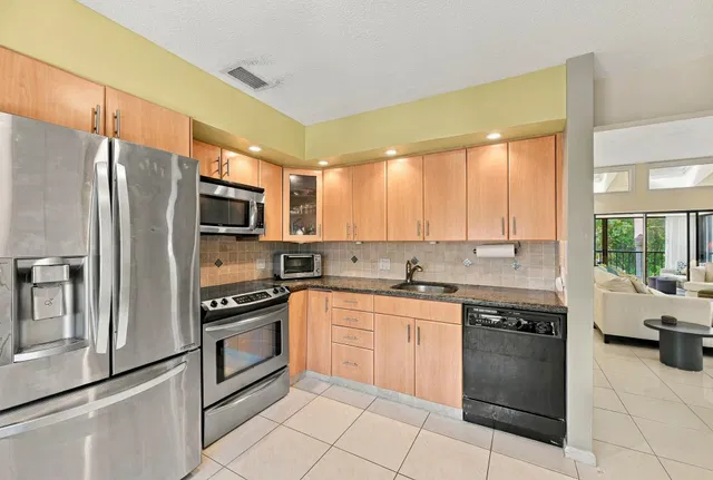 Unit 404 photo 21