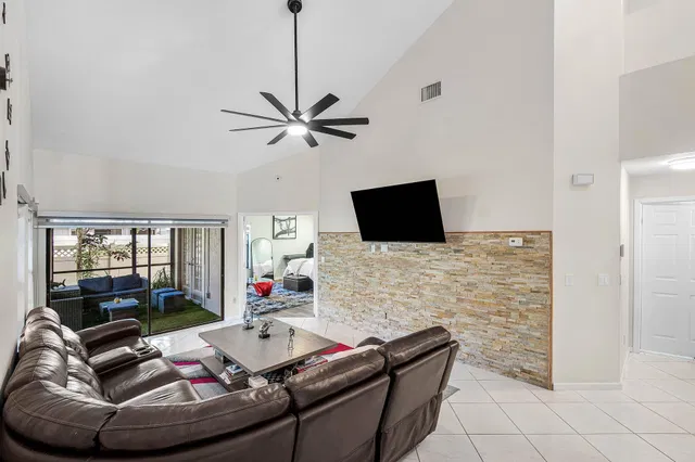  Residence photo 6