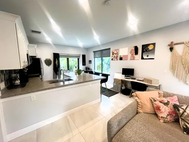 Residence photo 12