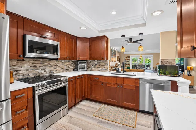 Unit 208 photo 14