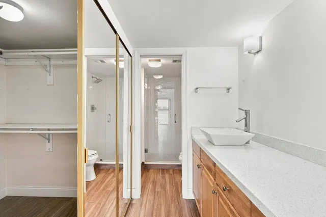 Unit 403 photo 11