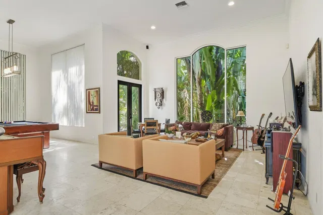 Seasons Residence photo 25