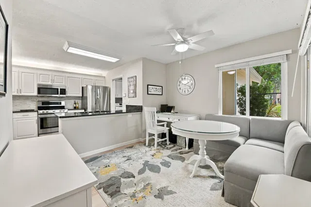 Unit 186 photo 8