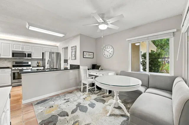 Unit 186 photo 10