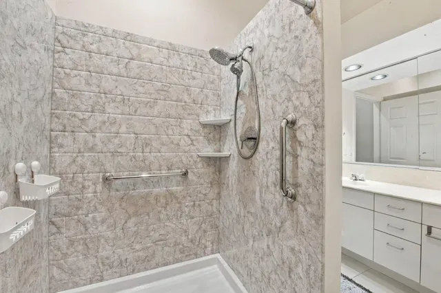 Unit 186 photo 17