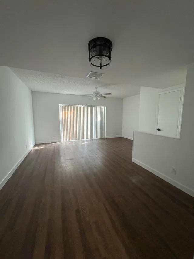 Unit 287 photo 2