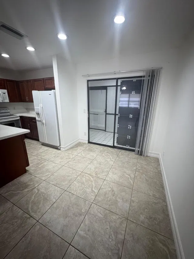  Unit 403 photo 5