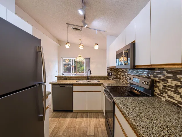  Residence photo 12