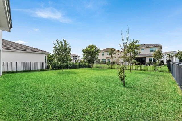  Residence photo 34