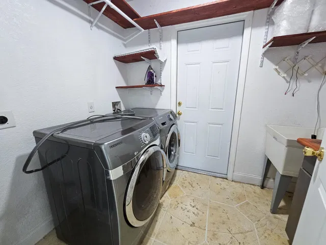 Residence photo 12