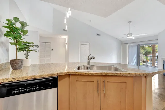 Unit 203 photo 11