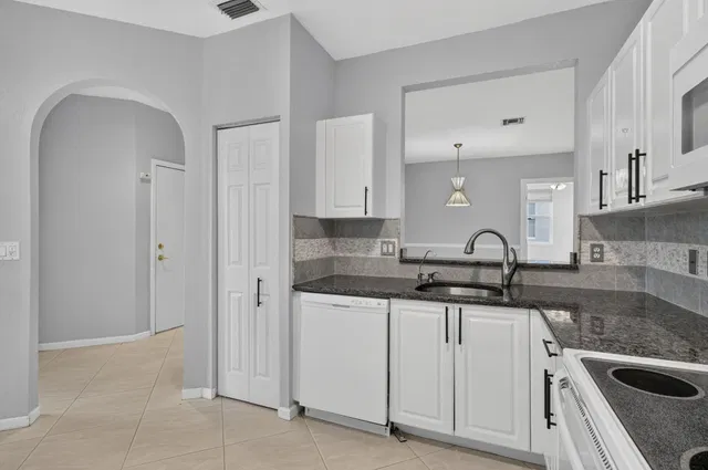 Unit Apt 1 photo 9