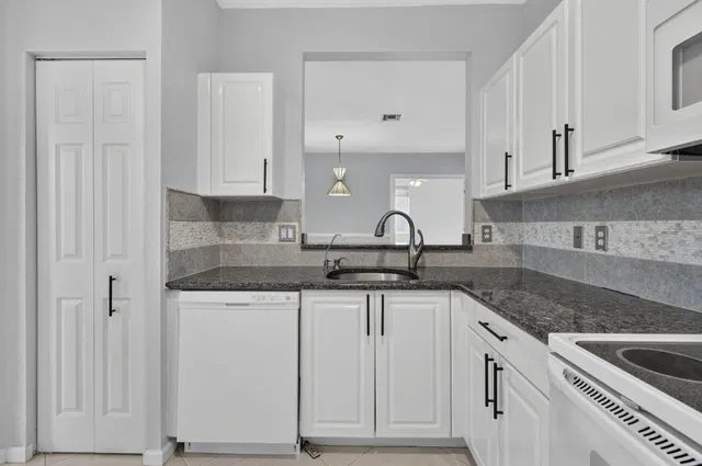 Unit Apt 1 photo 11