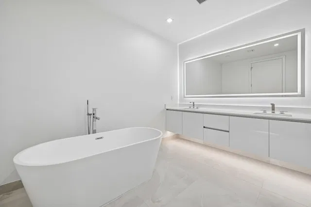 Nautilus 220 Unit 1913 photo 22