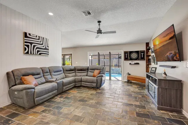 Residence photo 12