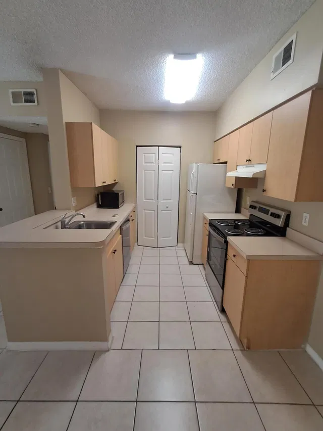 Unit 1212 photo 2