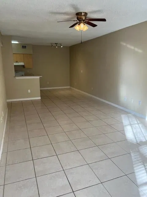 Unit 1212 photo 3