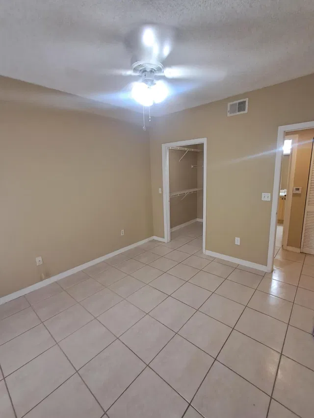 Unit 1212 photo 5