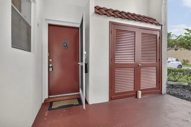 Unit 190 photo 3