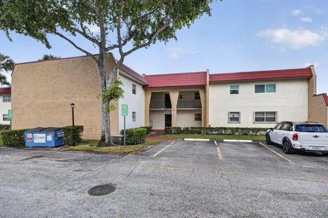 Unit 190 photo 6