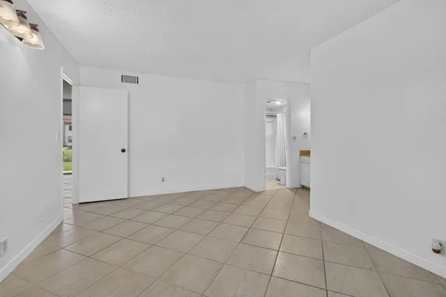 Unit 190 photo 7