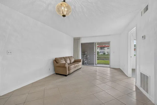 Unit 190 photo 8