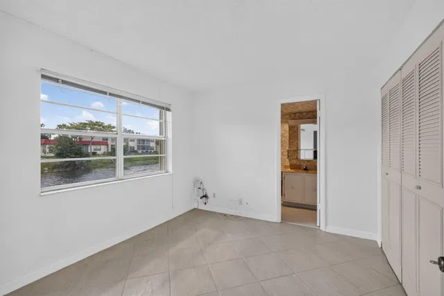 Unit 190 photo 9