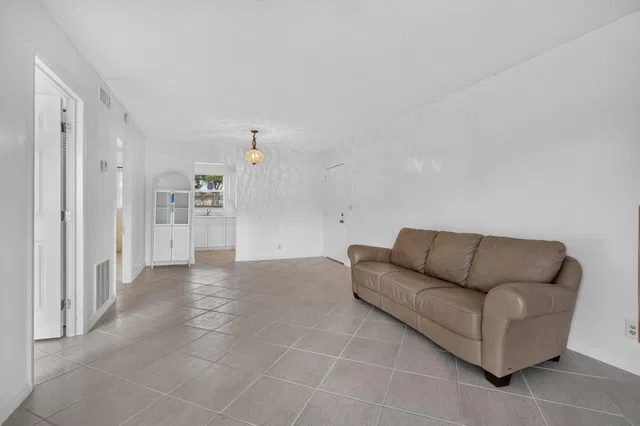 Unit 190 photo 10