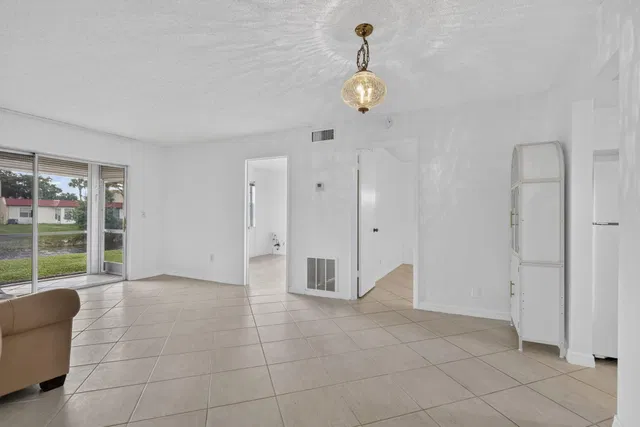Unit 190 photo 11