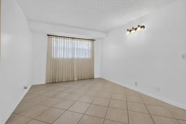 Unit 190 photo 12