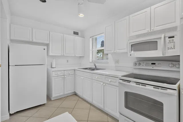 Unit 190 photo 14