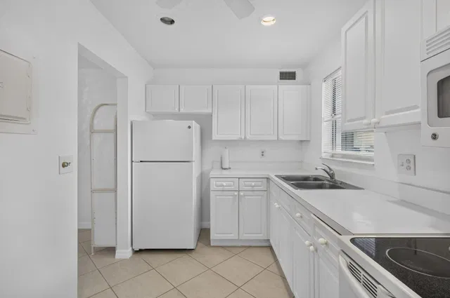 Unit 190 photo 16