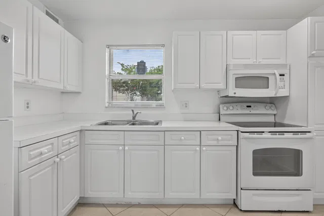 Unit 190 photo 18