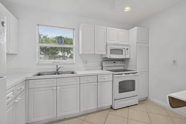 Unit 190 photo 19