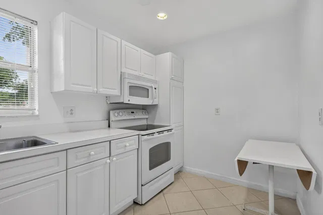 Unit 190 photo 20