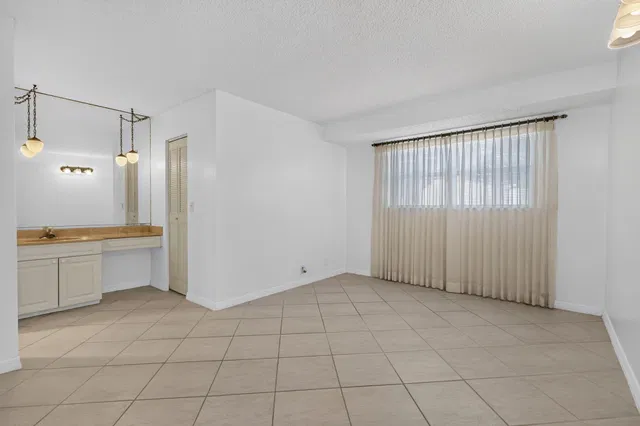 Unit 190 photo 23