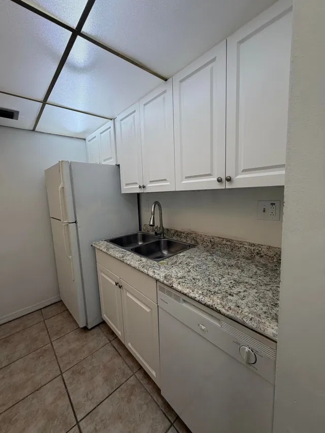Unit 307 photo 5