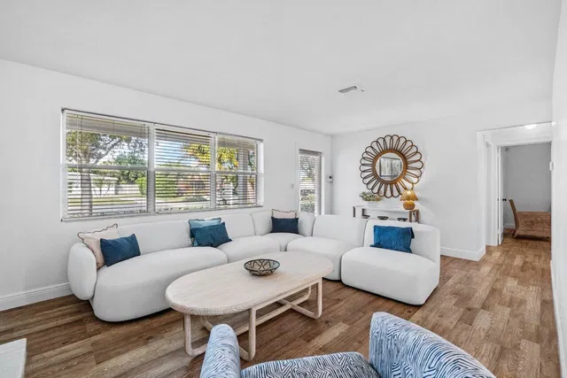 SoSo West Palm Beach Residence photo 3