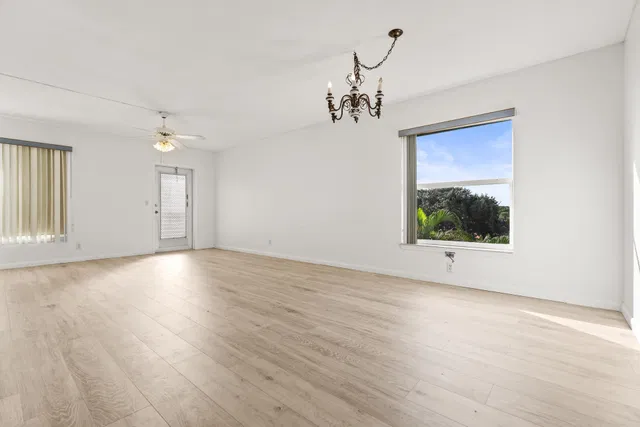  Residence photo 11