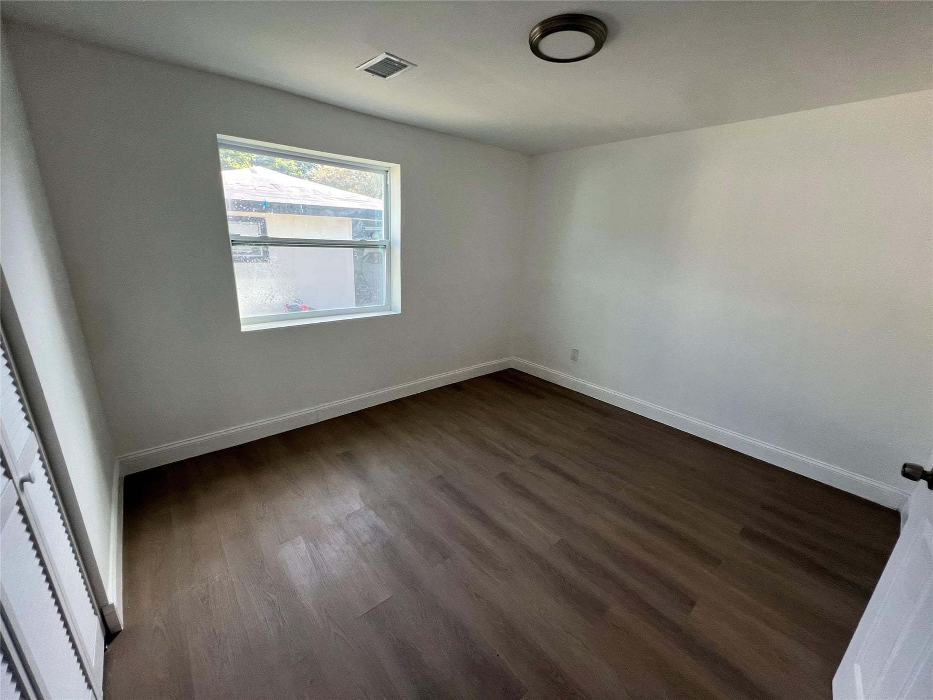 Unit B photo 17
