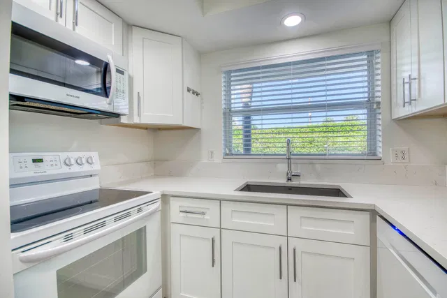Unit 115 photo 11